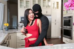 Cô hầu gái dâm đãng bú cặc và nuốt tinh dịch