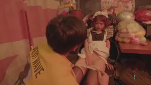 Kính cận ngồi xoa bím