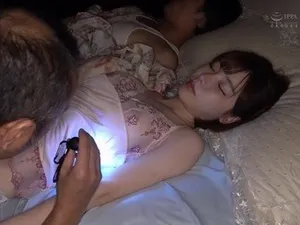 Gõ cửa phàn nàn vì tiếng rên như phim jav , nhưng đó lại là của cô hàng xóm