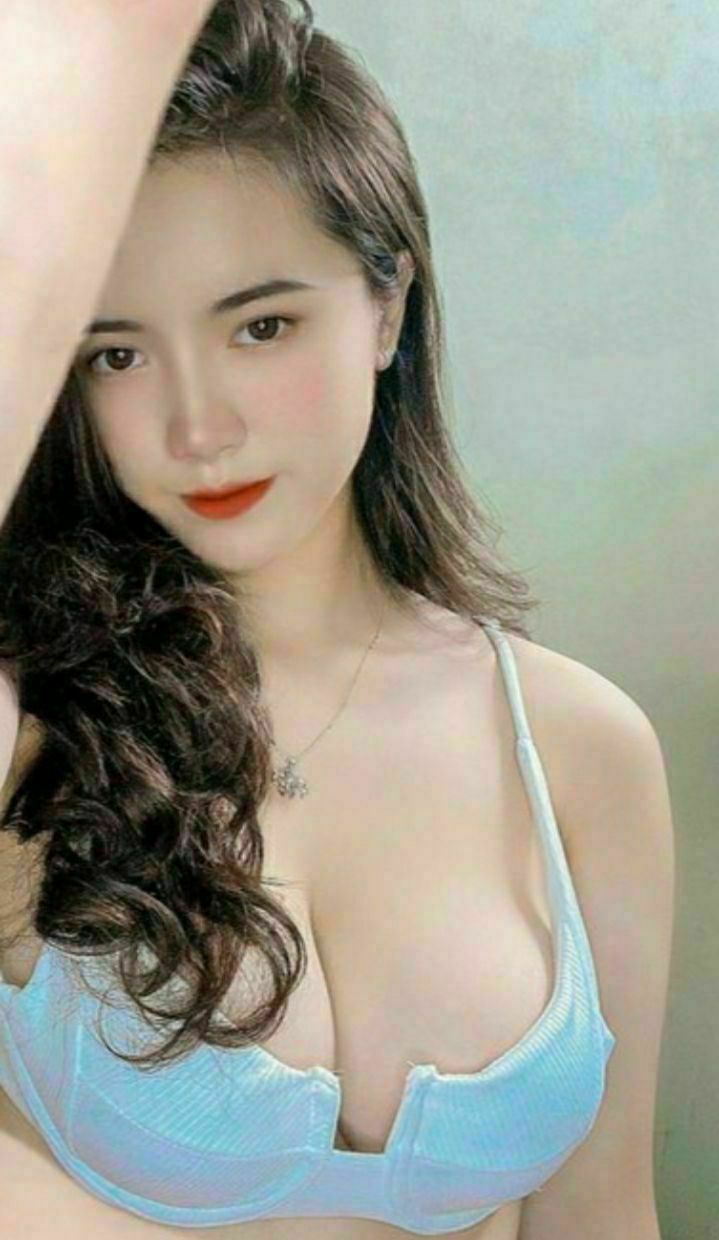 Sáng sớm chào cờ nhờ em kế giúp xả vào mông